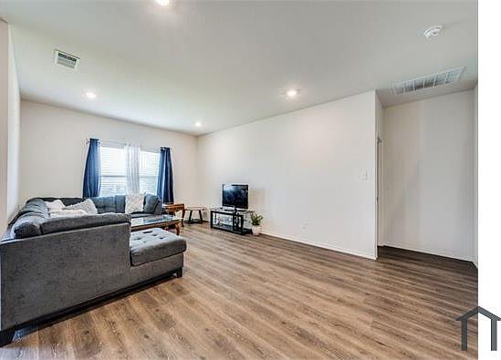 3rd image of 809 Fueller Dr