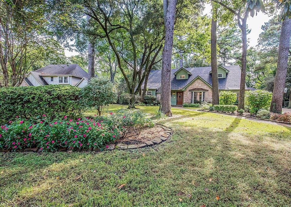 Almost 1/2 an ACRE! Spring Creek Forest is home to beautiful tree-lined streets and extra-large lots.