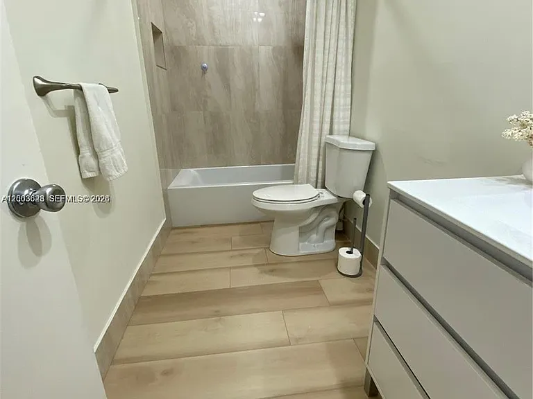 1200 Tallwood Ave #302 — Photo 17