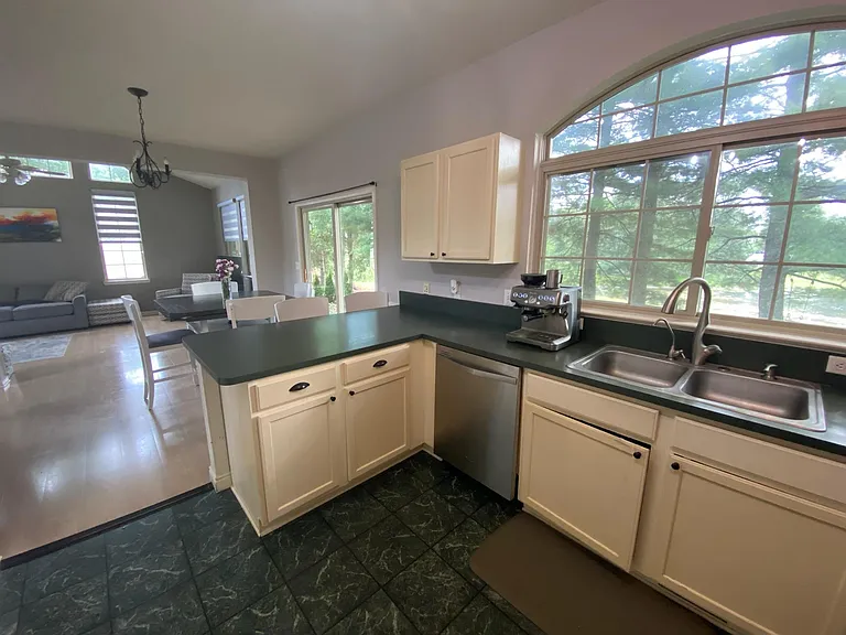 5628 Versailles Ave — Photo 14