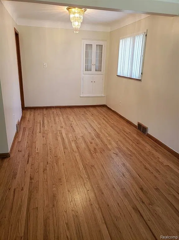 3 bed, 3.0 bath, 3082 sqft, $2,100 — Photo 2