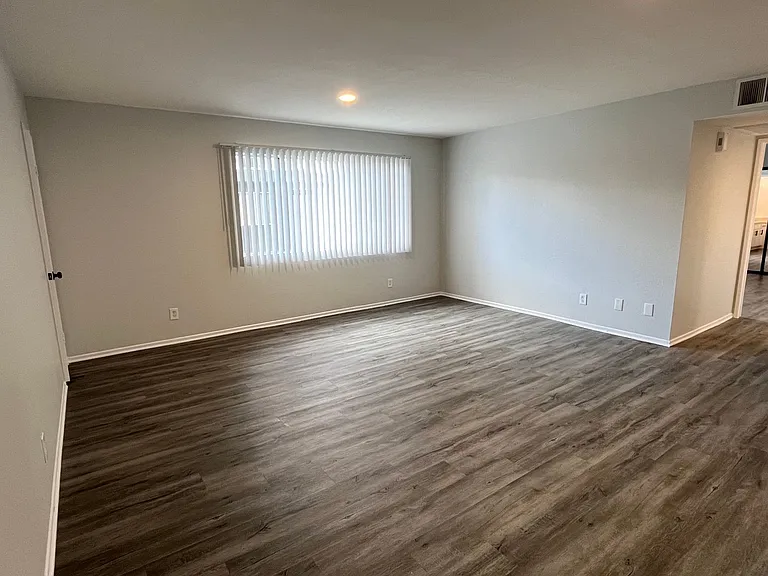 6651 Haskell Ave — Photo 16