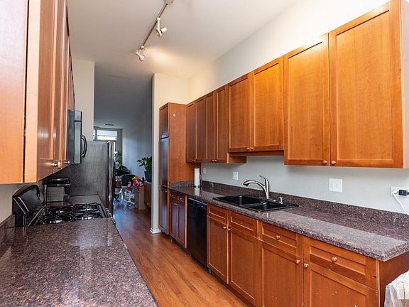 2nd image of 326 N Jefferson St #302