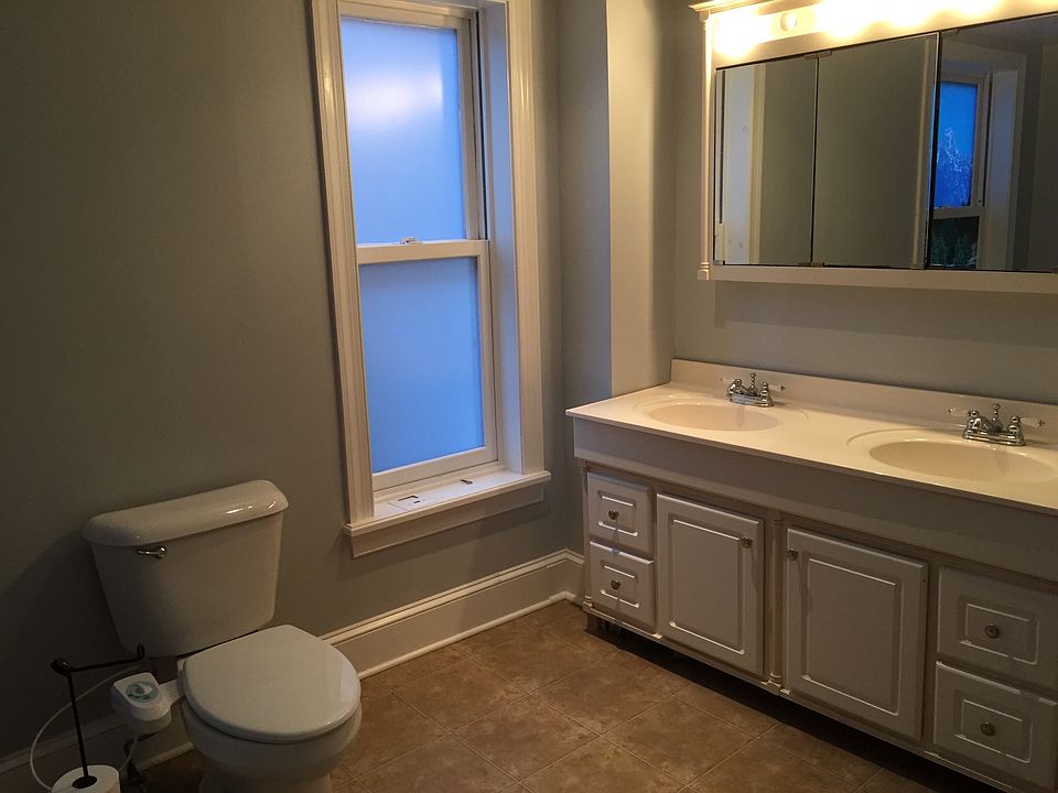 Spacious Full Bath