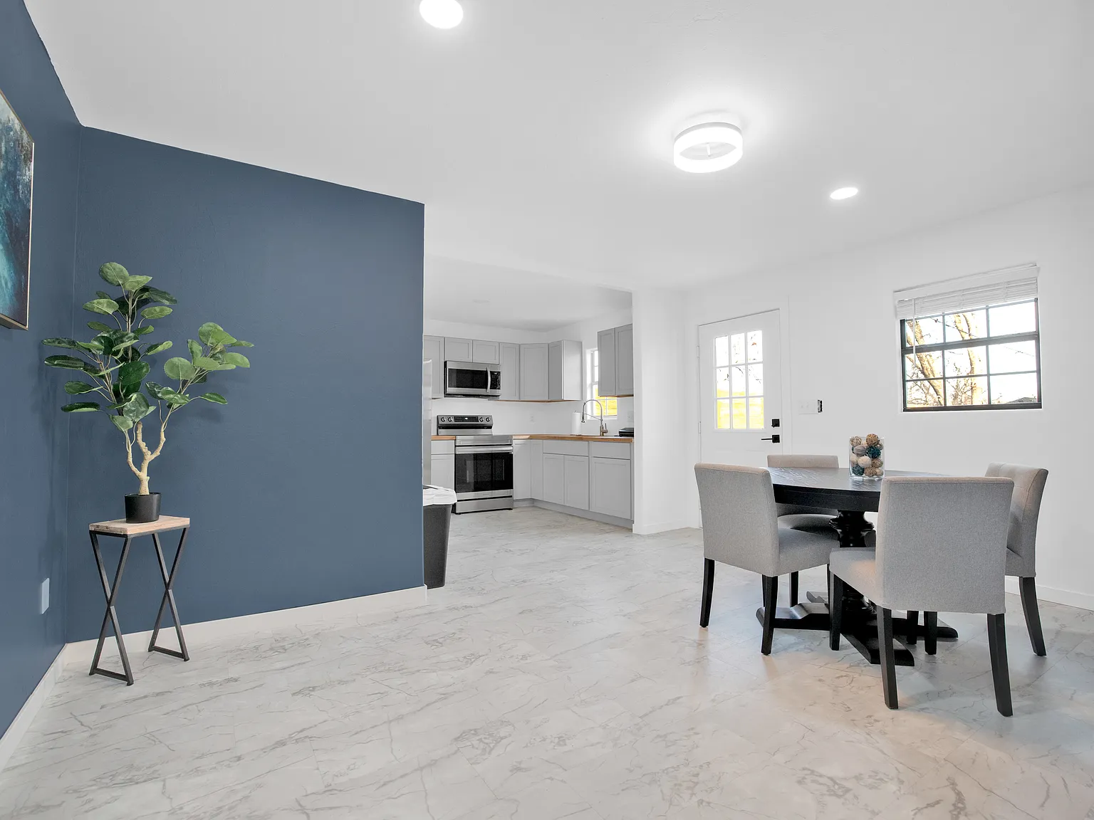 2 bed, 900 sqft, $1,600 — Photo 3