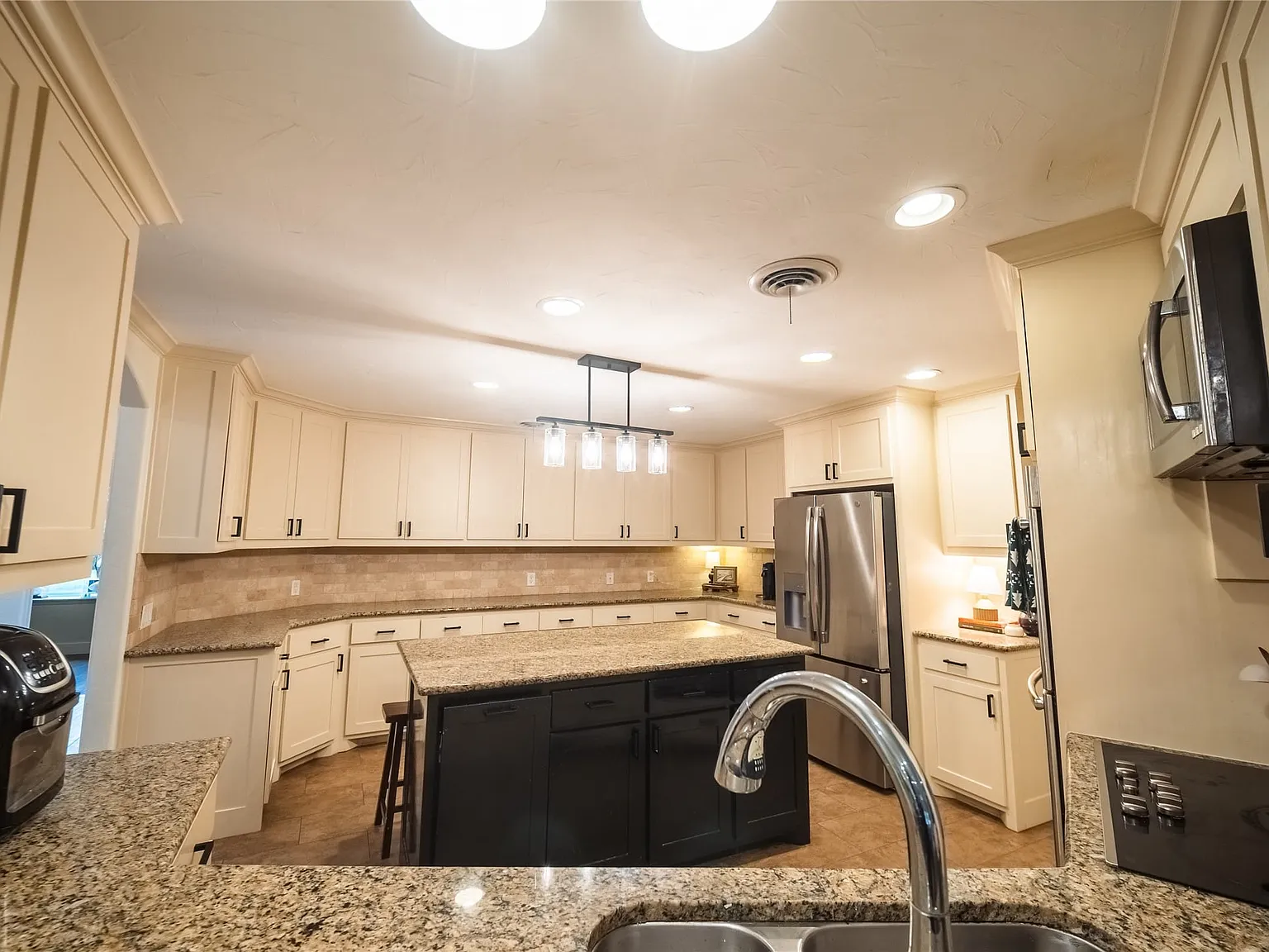 4 bed, 3.0 bath, 3637 sqft, $5,500 — Photo 3
