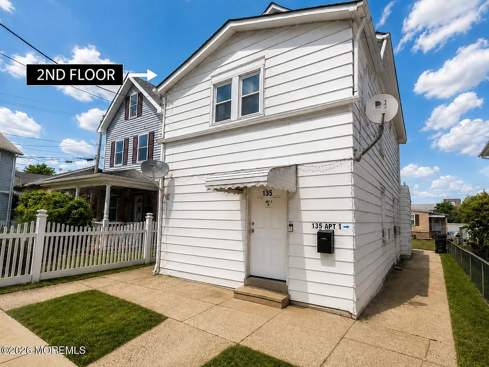 135 Whitehead Ave #UPSTAIRS