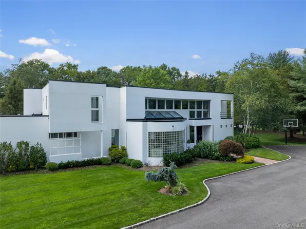 1 Vista Drive, Laurel Hollow, NY 11791