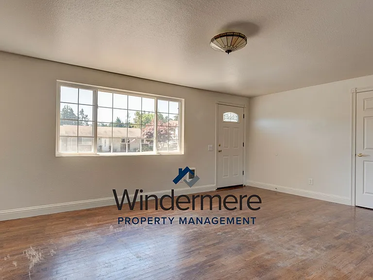 130 NW Clipper Dr — Photo 8