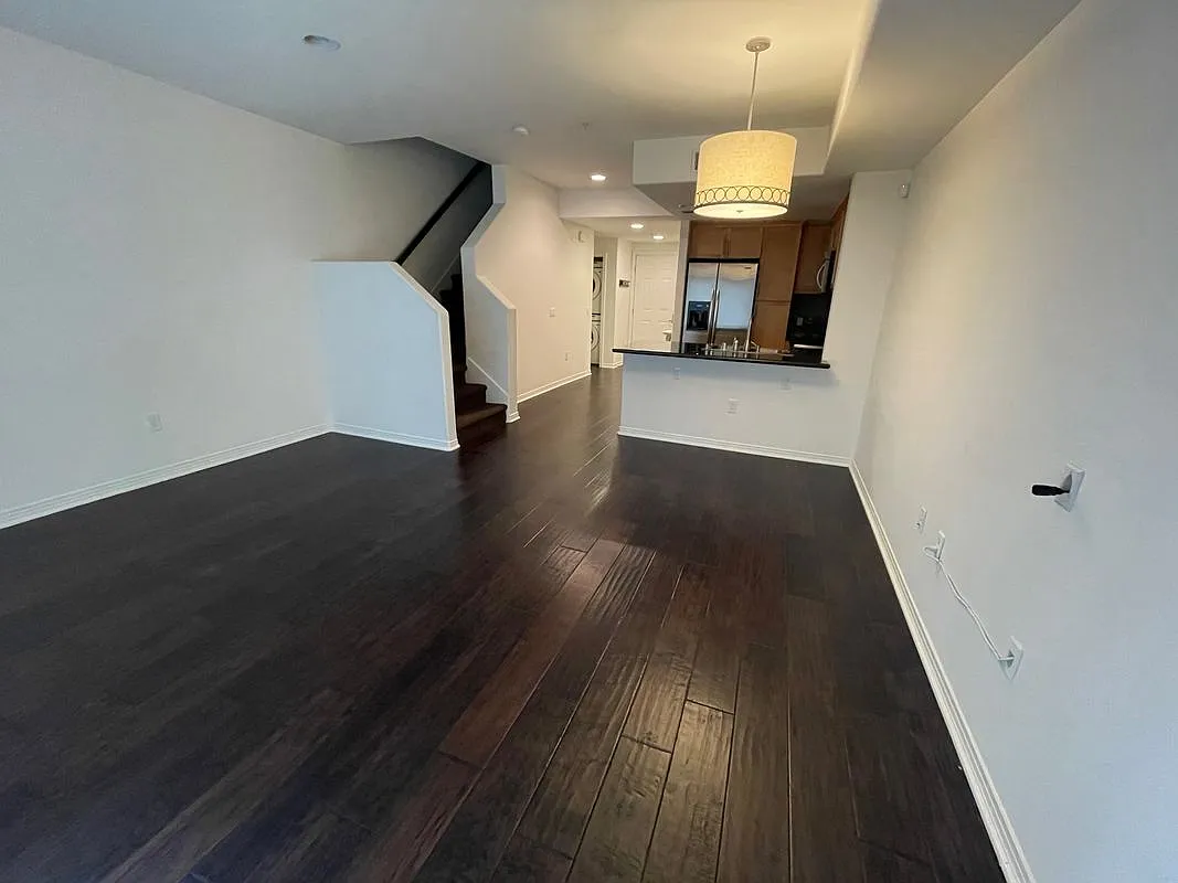 Building Photo - 931 E Walnut St #213