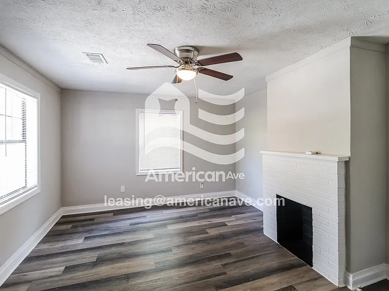 1570498_002_living_room_13865226.jpg