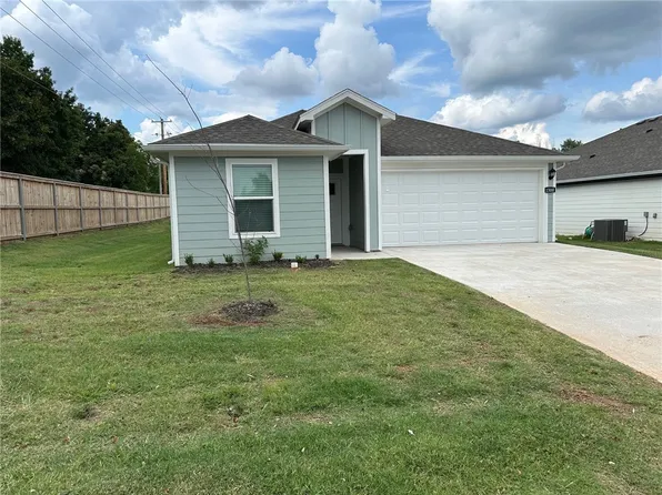 1300 Chavis St, Gentry, AR 72734
