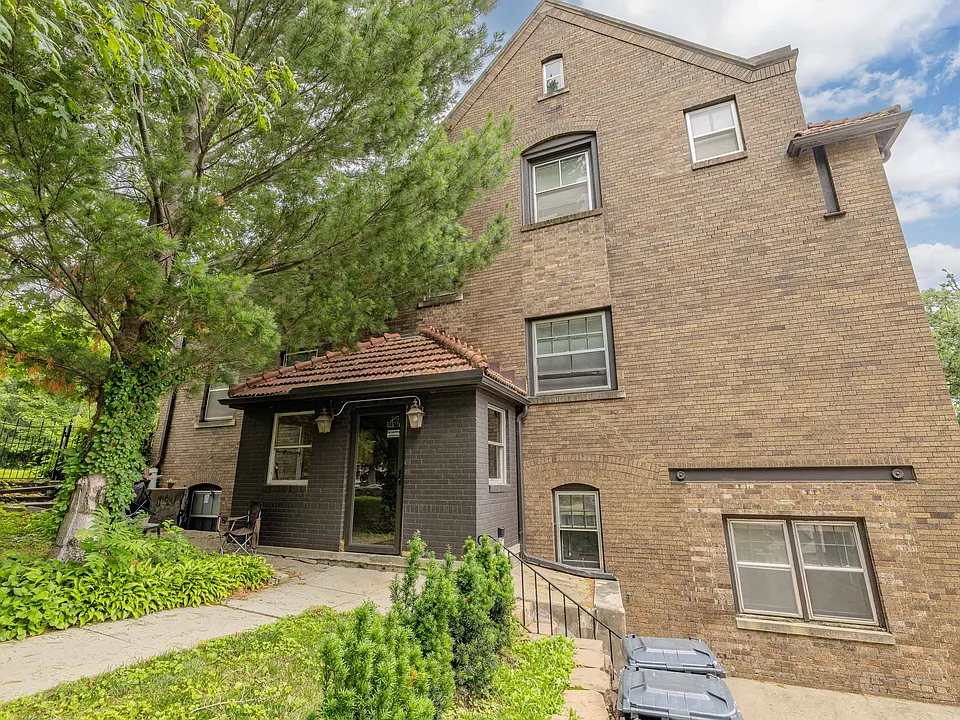 3815 Dewey Ave