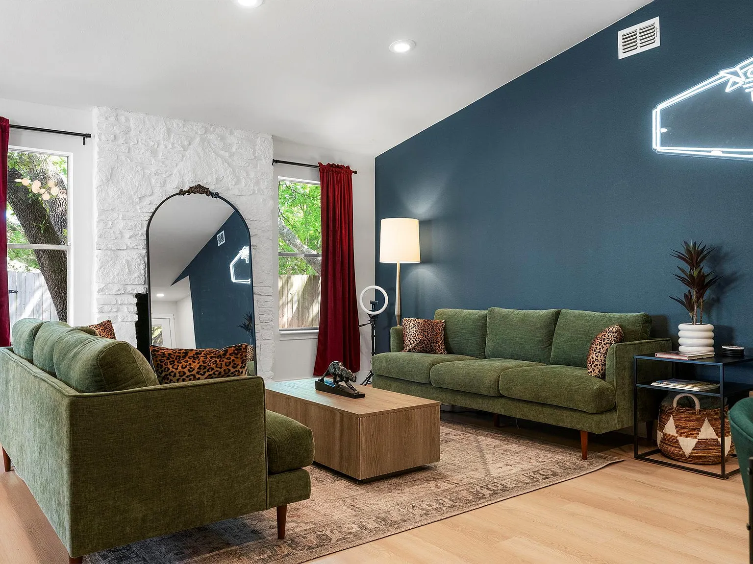 3 bed, 2.0 bath, 1358 sqft, $3,800 — Photo 4