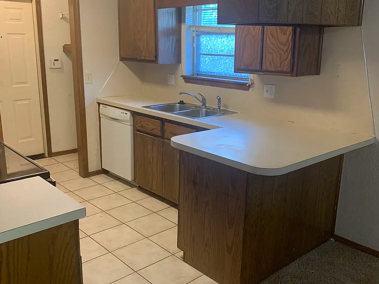 700 Cottonwood Dr — Photo 2