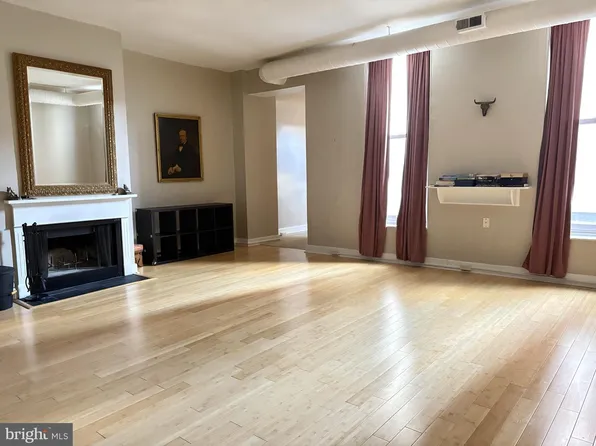 217 Church St #2R, Philadelphia, PA 19106