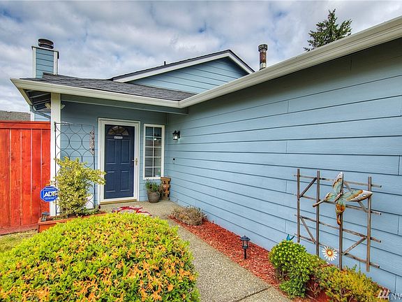 Nice entry with lots of room for welcoming flowering gardens !