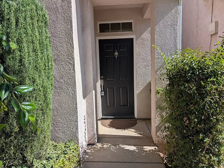 753 W Bordeaux Ln — Photo 2