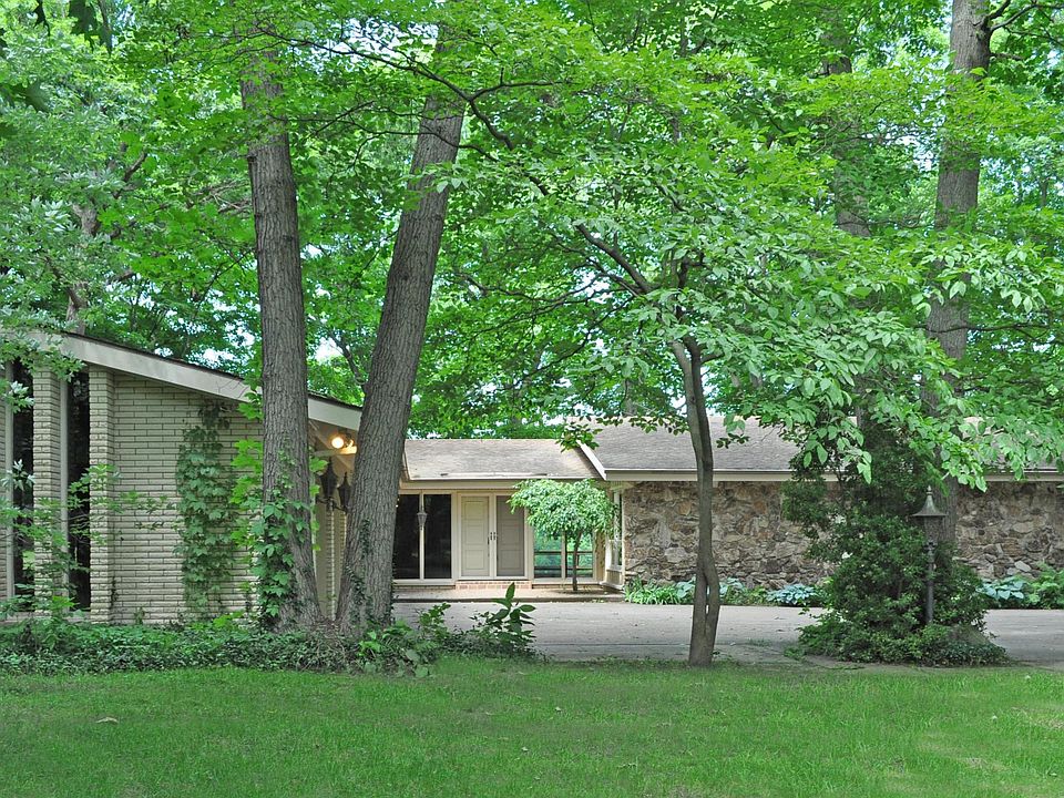 1st image of 560 Lake Dr