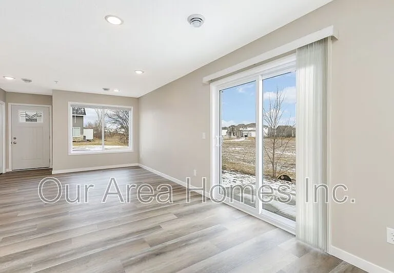 6020 Manchester Ave NE — Photo 2