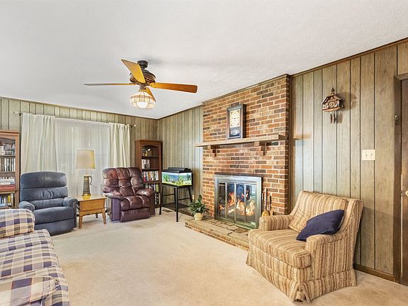 3rd image of 160 Mayfield Ln