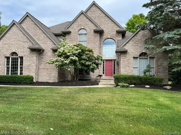 6926 Elm Park Dr, Troy, MI 48098