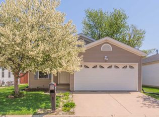 10 Fetzer Dr, Bloomington, IL 61704