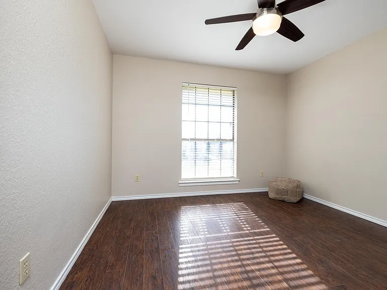 2403 Bayberry Ln — Photo 24
