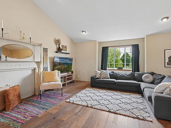 4th image of 2711 Hilltop Ln
