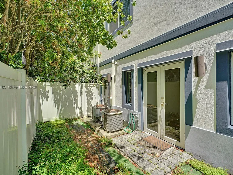 820 NE 7th St #G — Photo 22