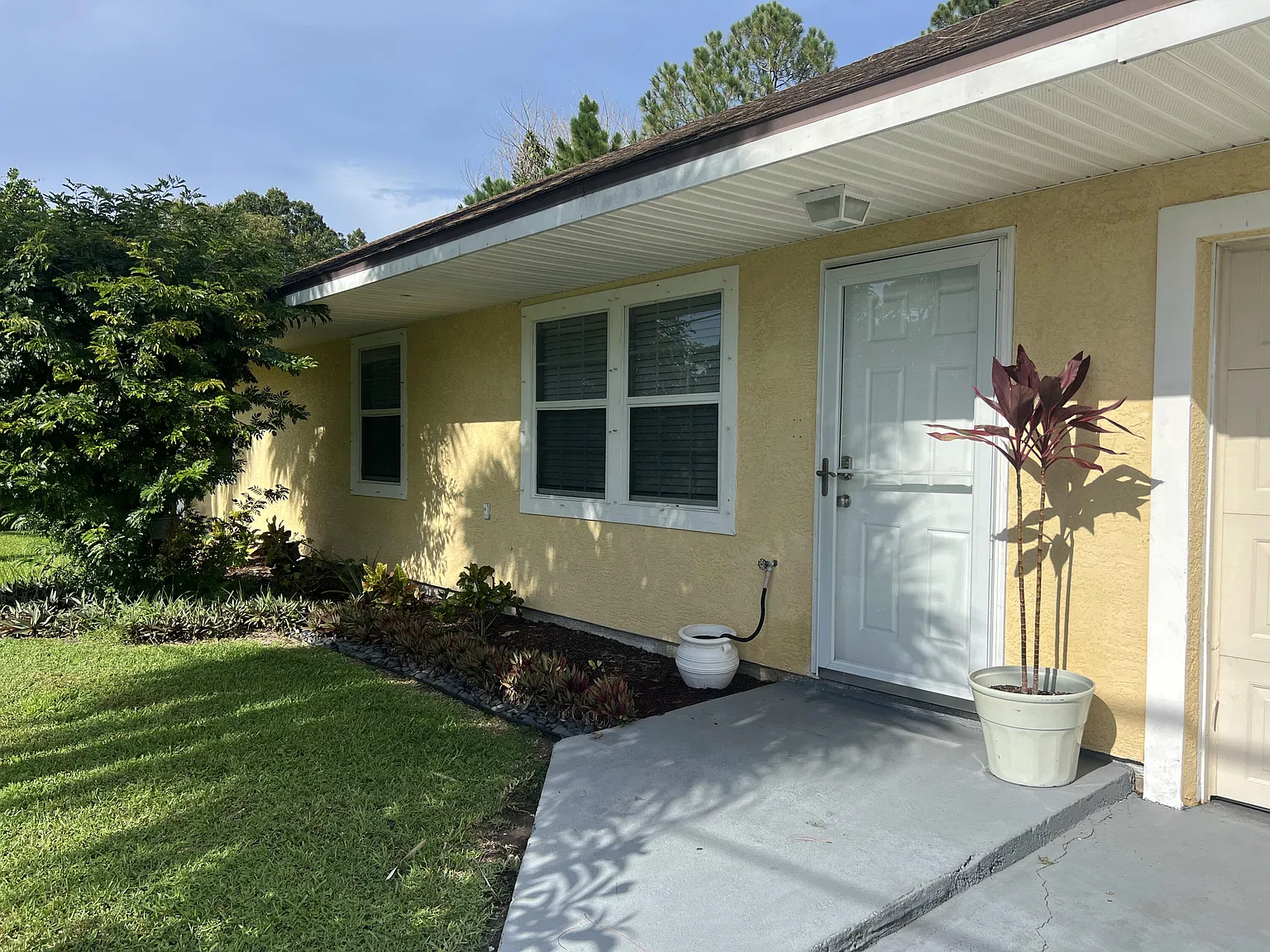 3 bed, 2.0 bath, 1286 sqft, $2,300 — Photo 2