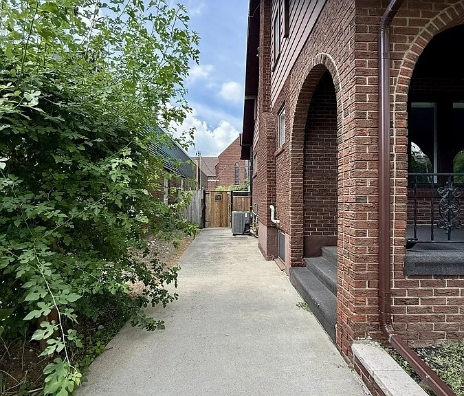 1677 Victoria Ave — Photo 64