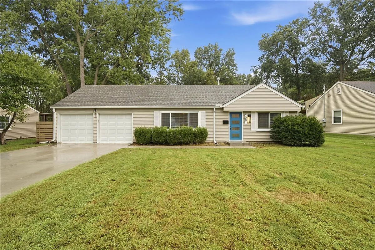 3 bed, 1.5 bath, 1200 sqft, $2,299 — Photo 1