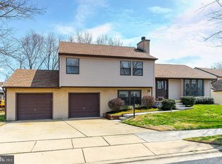 12 Juniper Dr, Mount Laurel, NJ 08054