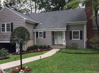 2 Horseguard Ln, Scarsdale, NY 10583