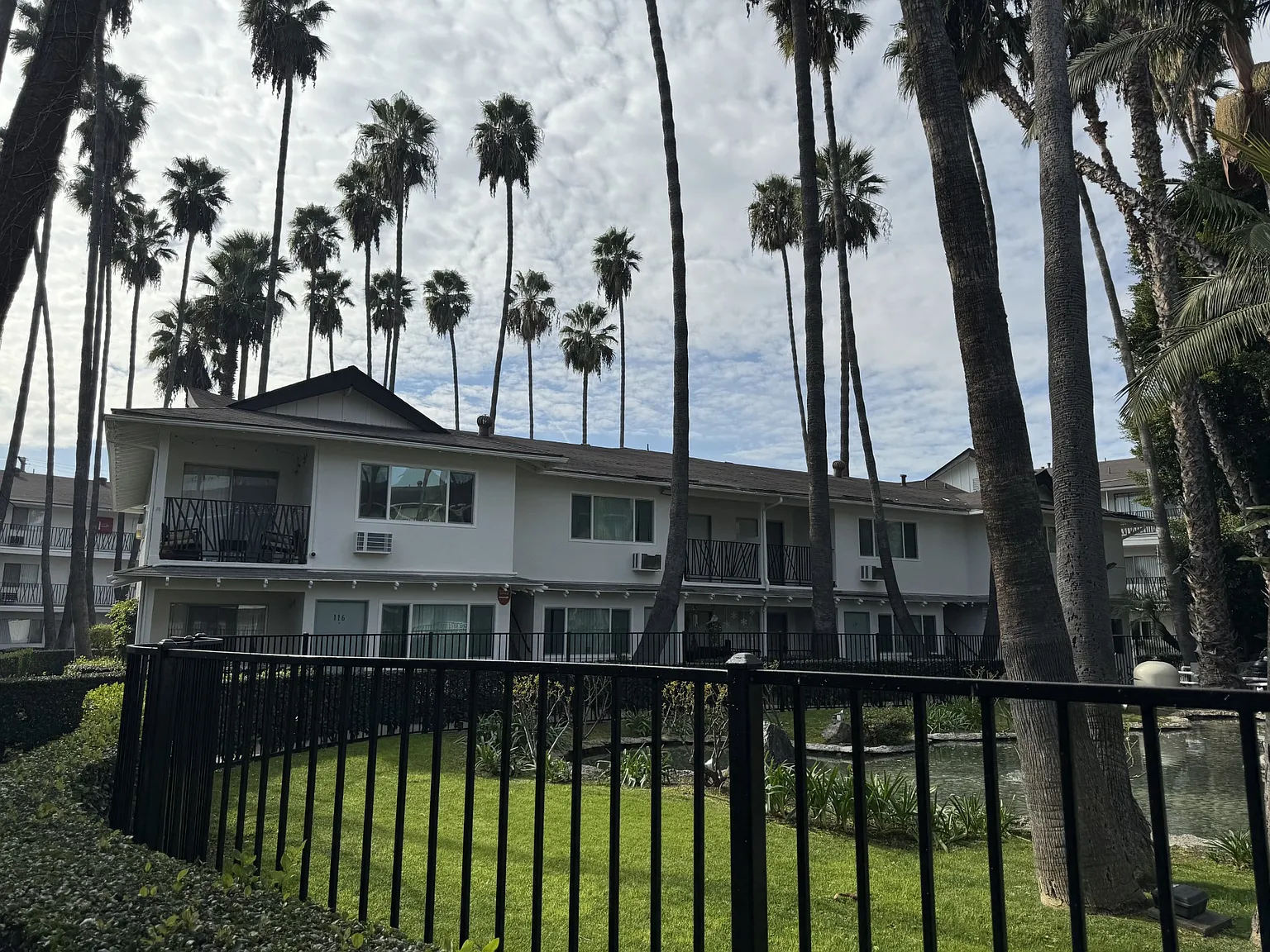 Oasis Apartments — Photo 4