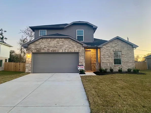 411 Magnolia Ln, Clute, TX 77531