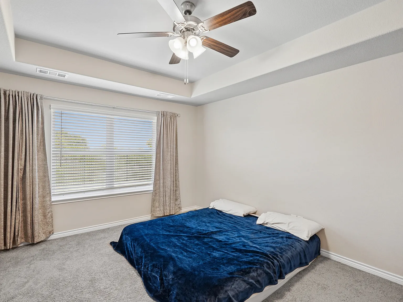 3 bed, 2.5 bath, 1721 sqft, $2,100 — Photo 3