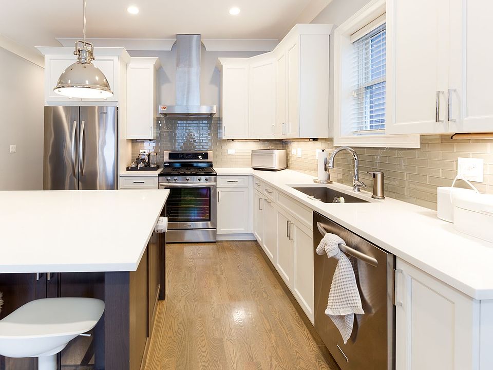 1st image of 1254 W Oakdale Ave #1E
