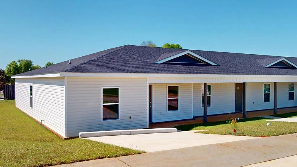 203 Charleston Dr — Photo 2