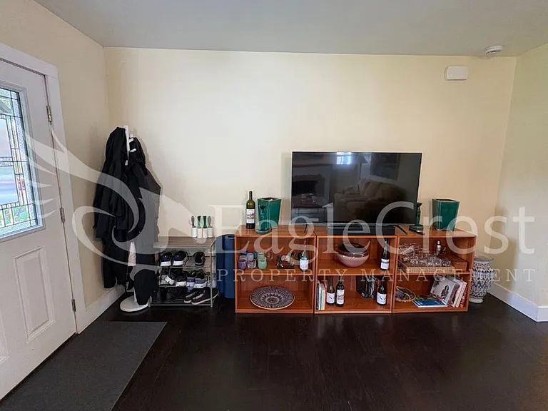 1031 N Clinton St — Photo 11