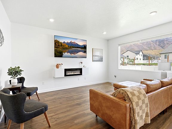 4th image of 1209 S Red Cliff Dr