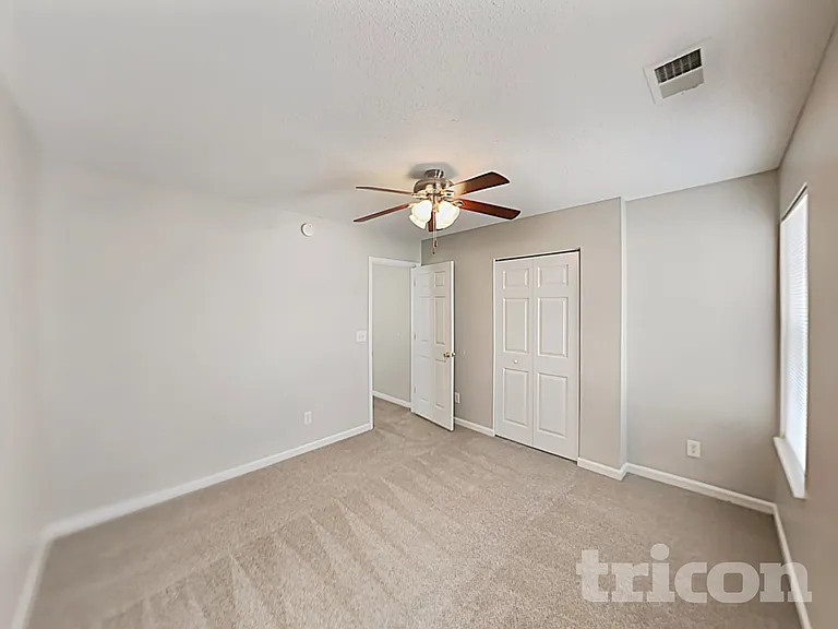945 Schofield Ln — Photo 8