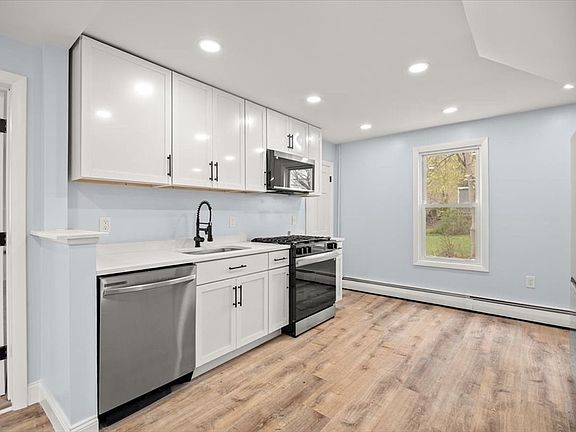 5th image of 193 Linden St