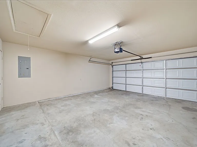 14738 Courtney Dr — Photo 24