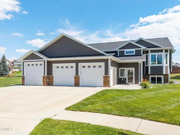 2304 Eastview Pl SE, Mandan, ND 58554