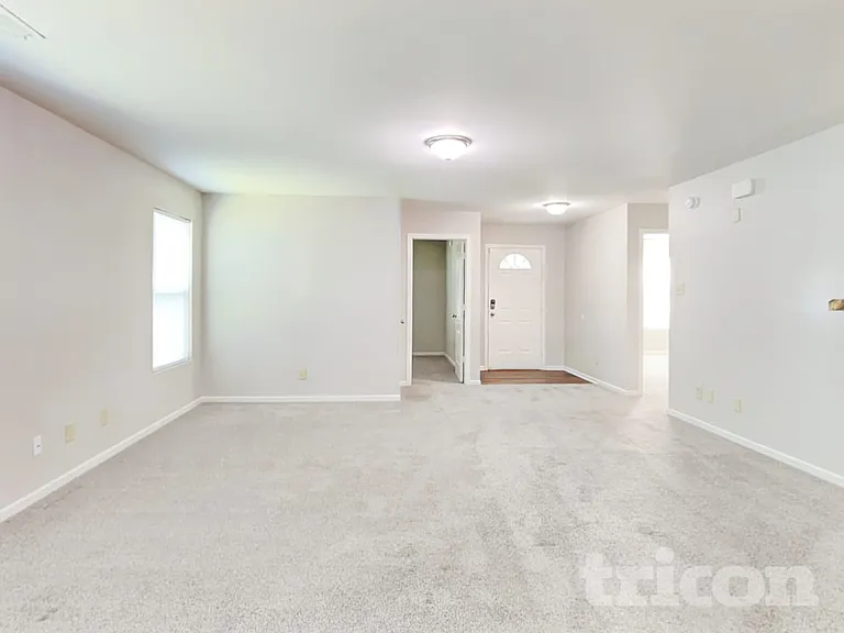 2336 Blackthorn Dr — Photo 2