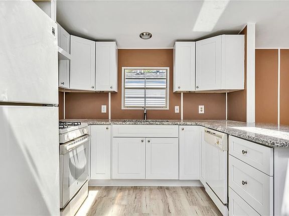 4th image of 18 Catalpa Ct