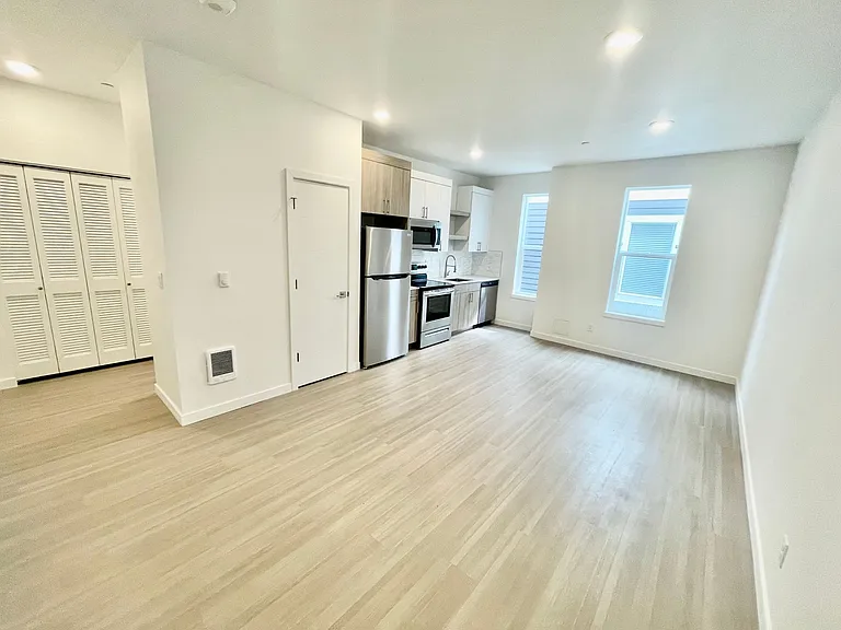 Greenwich Ave Apartments — Photo 19