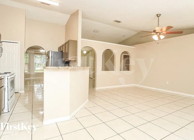 205 Tiffany Ct — Photo 4